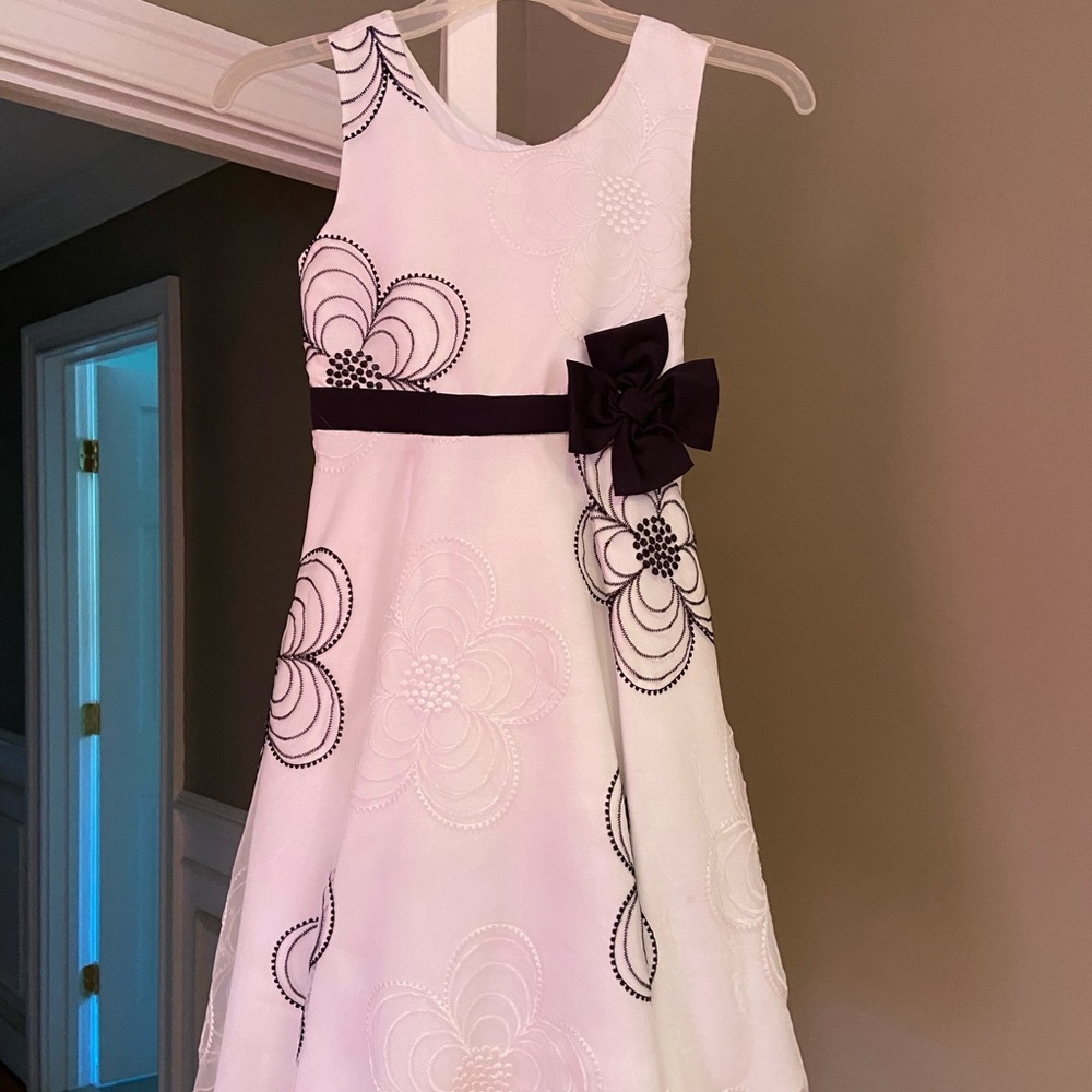 Great girls size 8 dress. Perfect for Easter or a Daddy - Daughter dance.